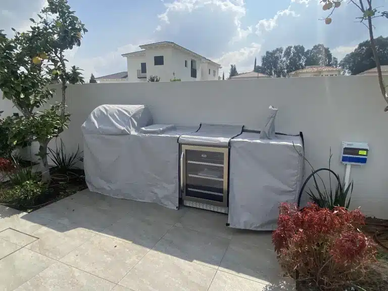 כיסוי למטבח חוץ עם מקרר יין