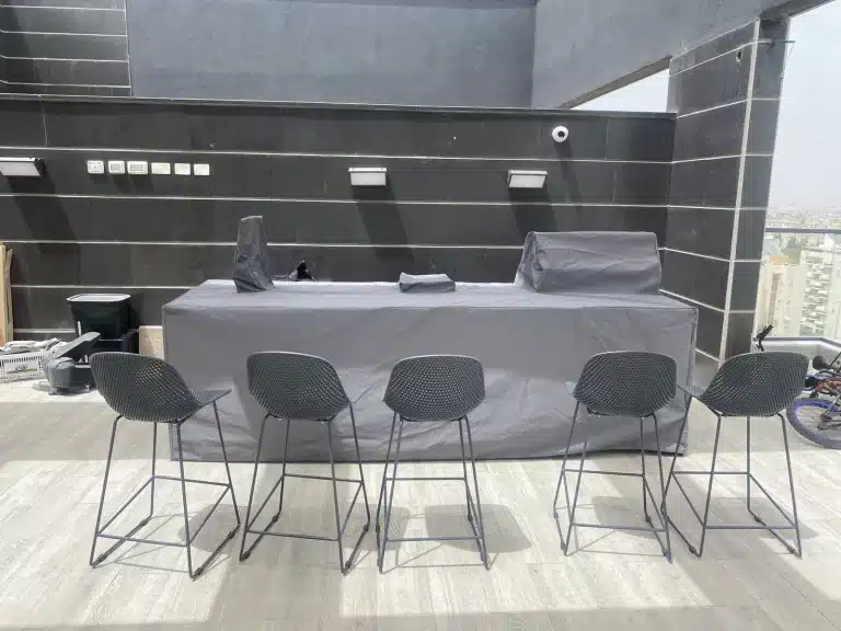 כיסוי לאי מטבח חוץ עם כיסאות בר