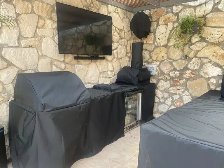 כיסוי שחור למטבח חוץ וגריל